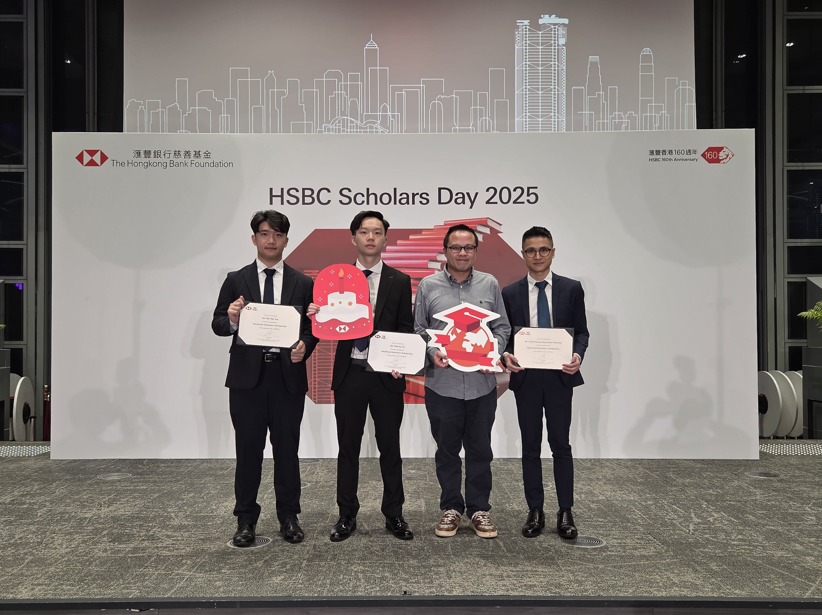 左起：謝柏宇、譚灝然、學生事務總監劉鋭業博士、陳響澎